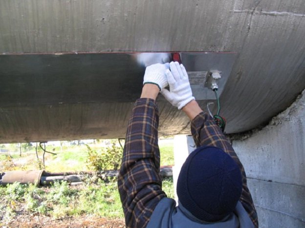 Приклеивают панель к резервуару и сгоняют воздушные пробки специальным валиком (входит в комплект набора RTM)
